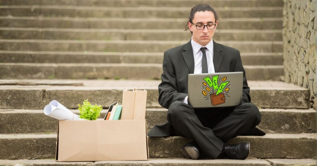 Persona recibiendo asesoría sobre el subsidio para desempleados en una Caja de Compensación en 2026