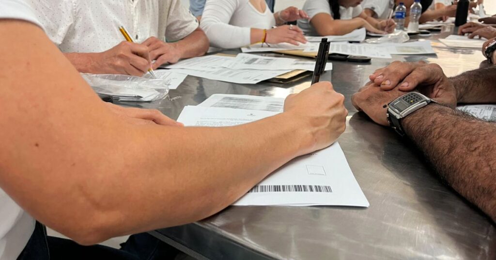 Acto oficial de entrega de cartas de indemnización a víctimas del conflicto