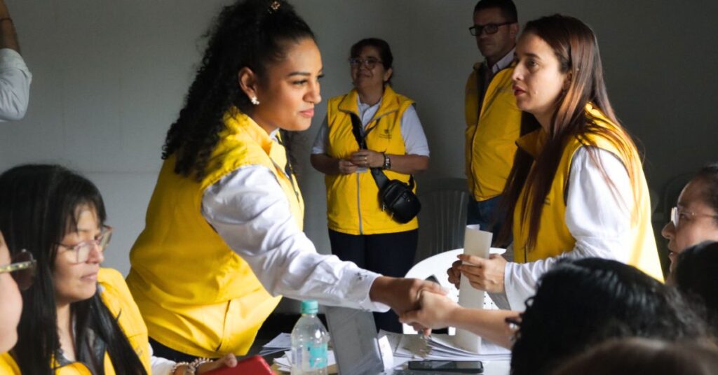 Entrega de cartas de indemnización a víctimas del conflicto armado en el Valle del Cauca por la Unidad para las Víctimas