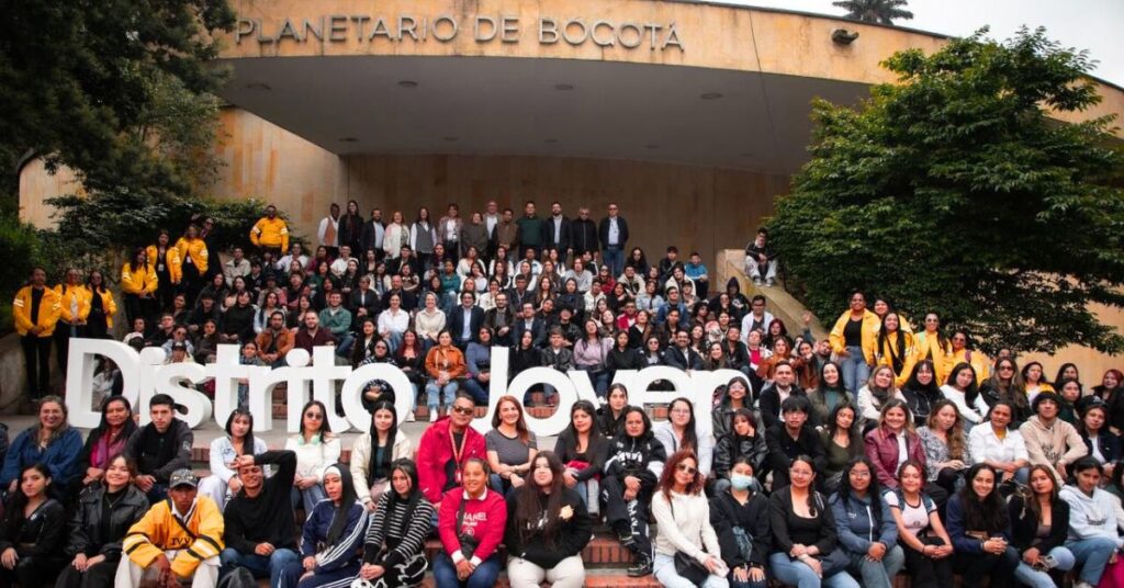 Jóvenes estudiantes en Bogotá participando en el programa Jóvenes con Oportunidades 2026