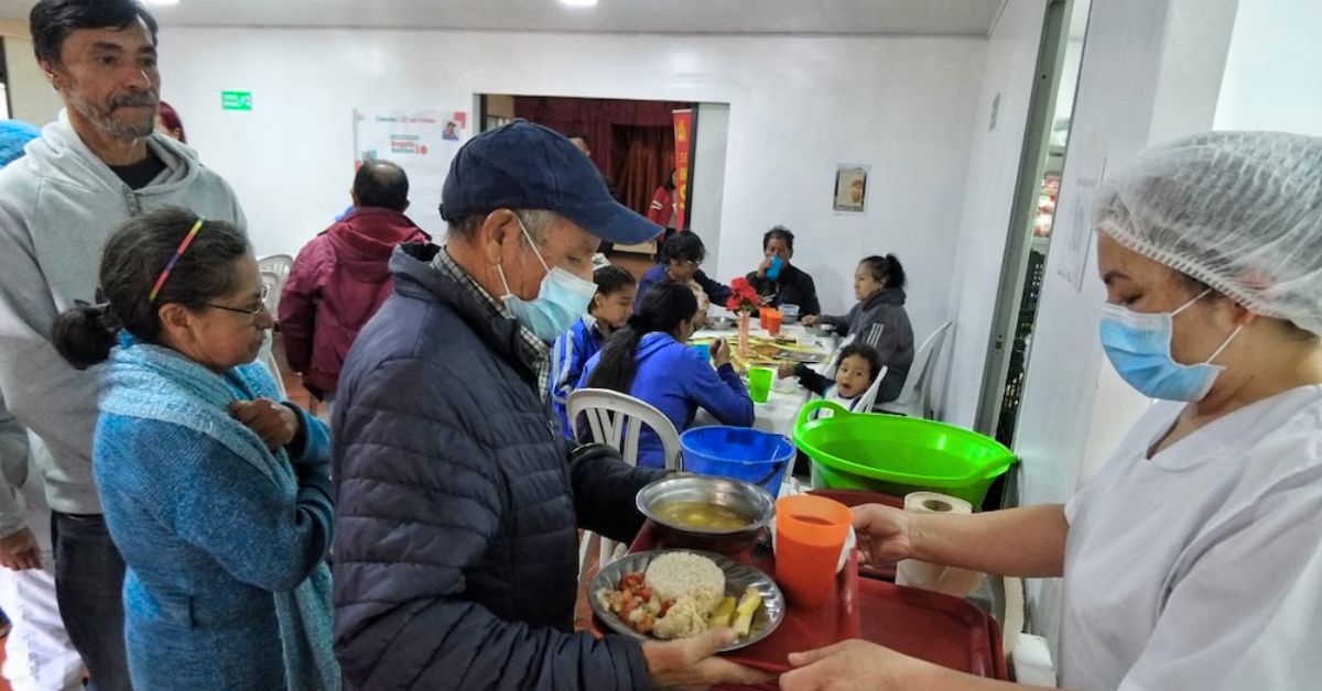 Personas recibiendo almuerzos nutritivos en un comedor comunitario de Integración Social en Bogotá