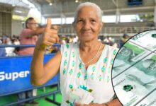 Adulto mayor cobrando su incentivo de Colombia Mayor en un punto de SuperGiros