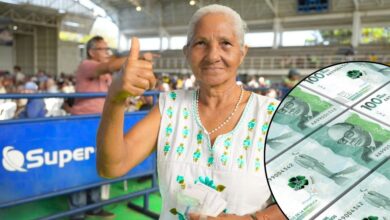 Adulto mayor cobrando su incentivo de Colombia Mayor en un punto de SuperGiros