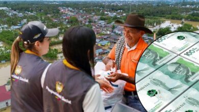 Funcionarios de Prosperidad Social realizando censos de damnificados en zonas inundadas para la entrega de transferencias extraordinarias