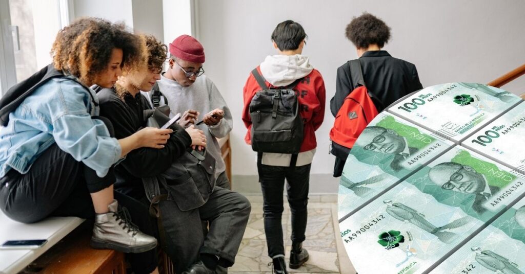 Joven participante del programa Jóvenes en Paz consultando la fecha de su transferencia monetaria en un dispositivo móvil