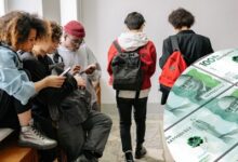 Joven participante del programa Jóvenes en Paz consultando la fecha de su transferencia monetaria en un dispositivo móvil