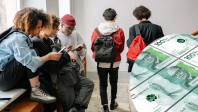 Joven participante del programa Jóvenes en Paz consultando la fecha de su transferencia monetaria en un dispositivo móvil