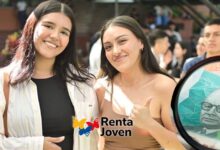 Estudiante universitario consultando su incentivo de Renta Joven