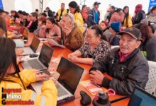 Ciudadanos recibiendo atención en la Megaferia de Ingreso Mínimo Garantizado