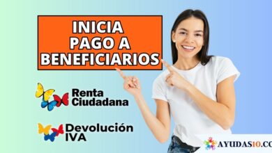 Madre beneficiaria de Renta Ciudadana consultando su pago en un punto de SuperGiros