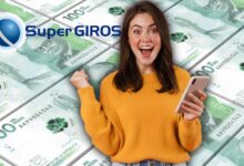 Mujer consultando su subsidio de Renta Ciudadana en un punto de SuperGiros durante la Semana Santa 2026