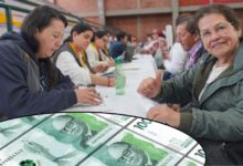 Adulto mayor recibiendo su pago del programa Colombia Mayor