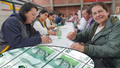 Adulto mayor recibiendo su pago del programa Colombia Mayor