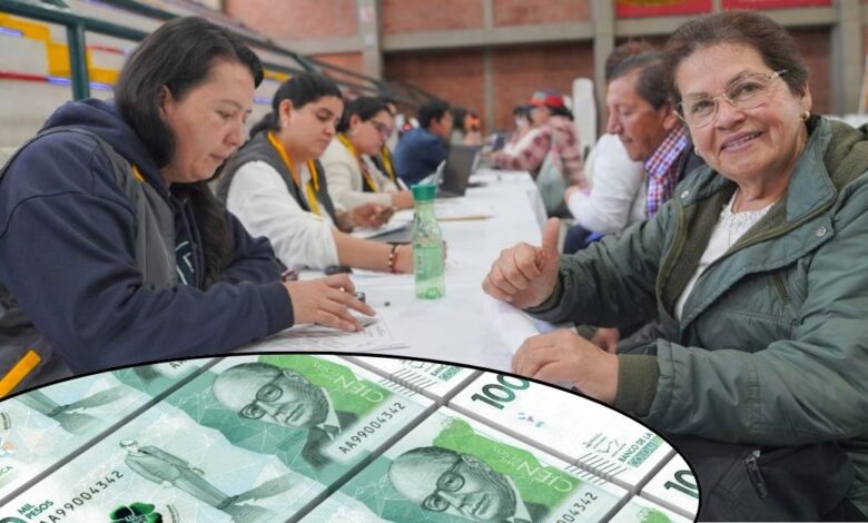 Adulto mayor recibiendo su pago del programa Colombia Mayor