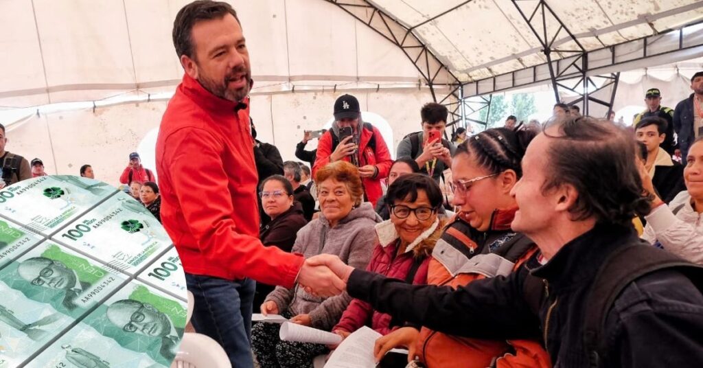 Alcalde Carlos Fernando Galán saludando a adultos mayores durante la Megaferia de Ingreso Mínimo Garantizado en Bogotá