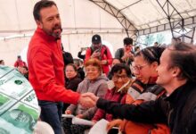 Alcalde Carlos Fernando Galán saludando a adultos mayores durante la Megaferia de Ingreso Mínimo Garantizado en Bogotá