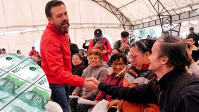 Alcalde Carlos Fernando Galán saludando a adultos mayores durante la Megaferia de Ingreso Mínimo Garantizado en Bogotá