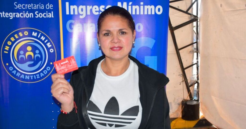 Usuario activando sus pasajes gratis en un punto automático de una estación de TransMilenio