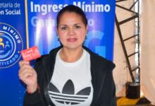 Usuario activando sus pasajes gratis en un punto automático de una estación de TransMilenio