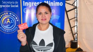 Usuario activando sus pasajes gratis en un punto automático de una estación de TransMilenio