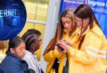 Ciudadana recibiendo información sobre el programa de internet gratuito Conexión Social en un SuperCADE