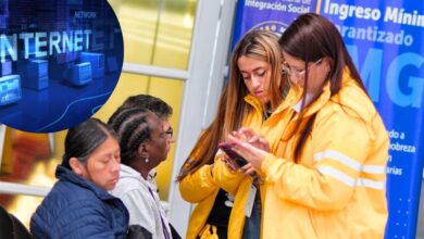 Ciudadana recibiendo información sobre el programa de internet gratuito Conexión Social en un SuperCADE