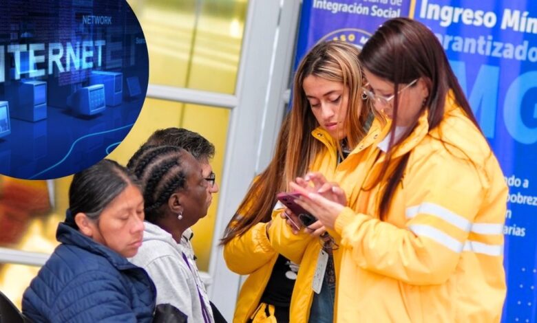 Ciudadana recibiendo información sobre el programa de internet gratuito Conexión Social en un SuperCADE