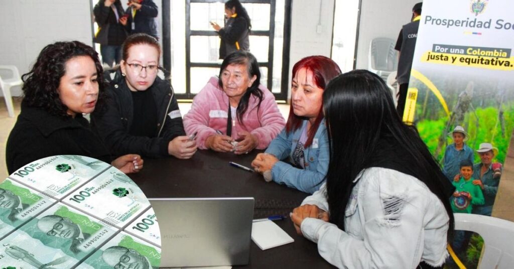 Emprendedores bogotanos participando en un taller de asociatividad y economía popular de Prosperidad Social