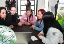 Emprendedores bogotanos participando en un taller de asociatividad y economía popular de Prosperidad Social