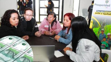 Emprendedores bogotanos participando en un taller de asociatividad y economía popular de Prosperidad Social
