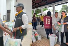 Entrega de paquetes de alimentos esenciales del programa Hambre Cero a familias vulnerables