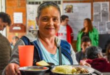 Familias en Bogotá recibiendo apoyo alimentario en un comedor comunitario del Distrito