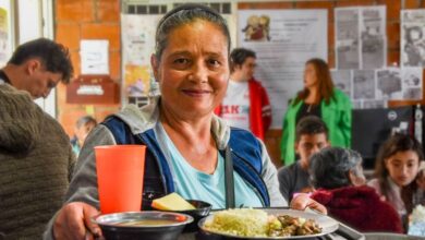 Familias en Bogotá recibiendo apoyo alimentario en un comedor comunitario del Distrito