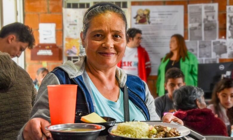 Familias en Bogotá recibiendo apoyo alimentario en un comedor comunitario del Distrito