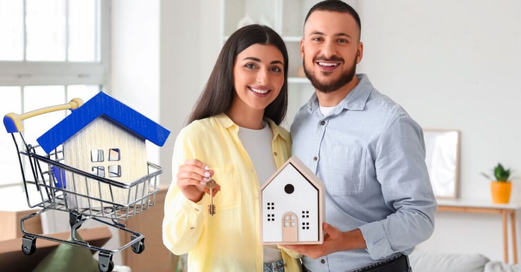 Familia recibiendo asesoría para crédito de vivienda