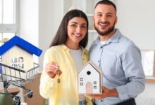 Familia recibiendo asesoría para crédito de vivienda