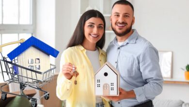 Familia recibiendo asesoría para crédito de vivienda