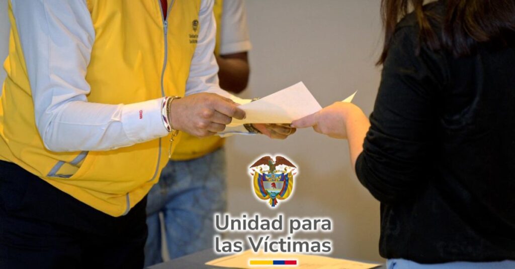 Jóvenes víctimas del conflicto armado recibiendo sus cartas de indemnización por mayoría de edad en Bogotá