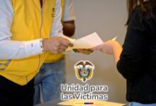 Jóvenes víctimas del conflicto armado recibiendo sus cartas de indemnización por mayoría de edad en Bogotá