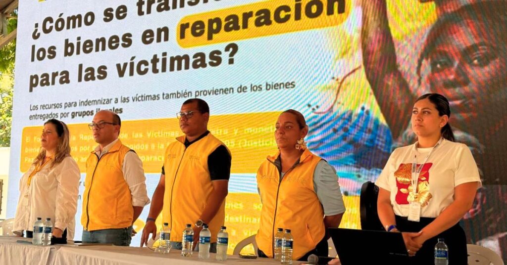 Entrega de cartas de indemnización judicial a víctimas del conflicto armado en el Caribe por el Fondo para la Reparación