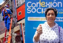 Familia en Bogotá utilizando internet gratuito de fibra óptica del programa Conexión Social