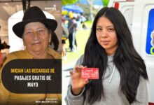 Persona validando la tarjeta TuLlave personalizada en una estación de TransMilenio para recibir pasajes gratis