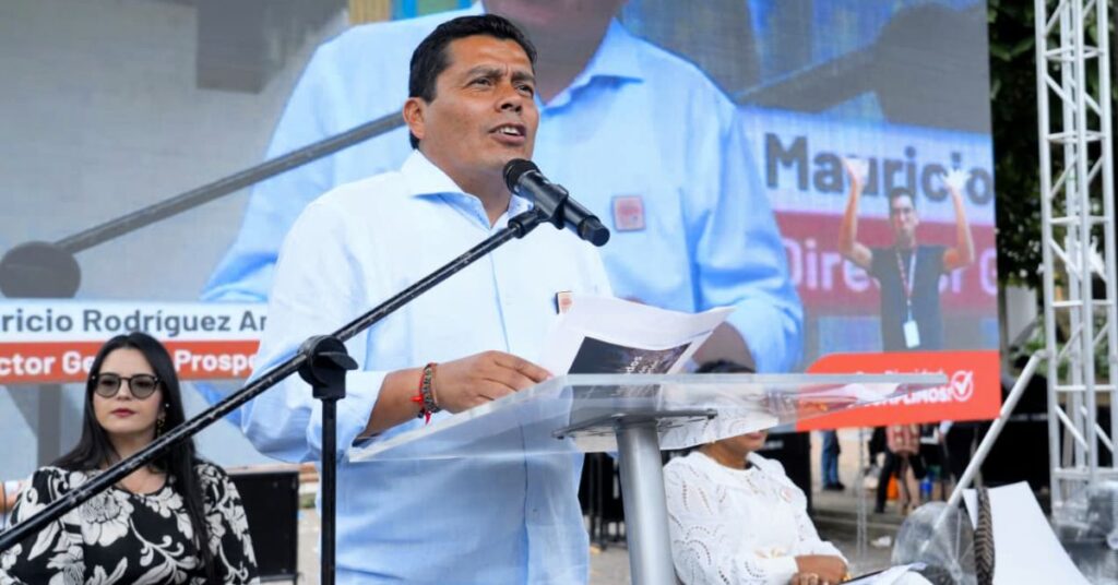 Adultos mayores y víctimas del conflicto celebrando la entrega de subsidios e indemnizaciones de Prosperidad Social