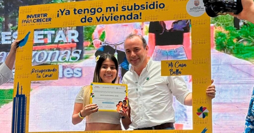 Familia caleña recibiendo información sobre el subsidio de vivienda Recuperando Tu Casa en Cali