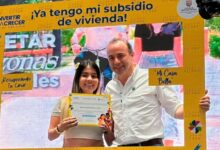 Familia caleña recibiendo información sobre el subsidio de vivienda Recuperando Tu Casa en Cali