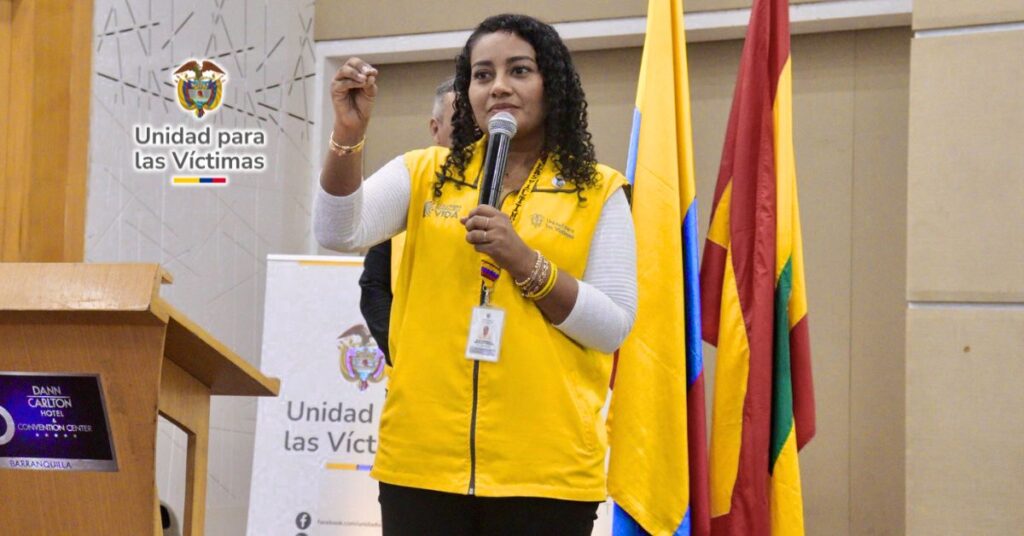 Víctimas del conflicto armado en Barranquilla recibiendo sus cartas de indemnización