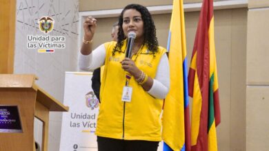 Víctimas del conflicto armado en Barranquilla recibiendo sus cartas de indemnización