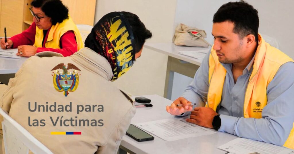 Sobrevivientes del conflicto armado recibiendo cartas de indemnización económica en la Unidad para las Víctimas de Bogotá