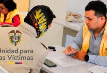 Sobrevivientes del conflicto armado recibiendo cartas de indemnización económica en la Unidad para las Víctimas de Bogotá