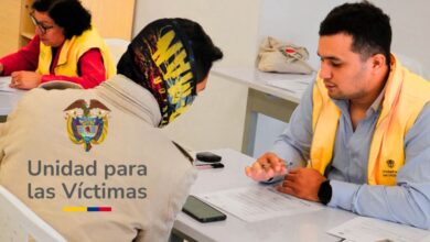 Sobrevivientes del conflicto armado recibiendo cartas de indemnización económica en la Unidad para las Víctimas de Bogotá